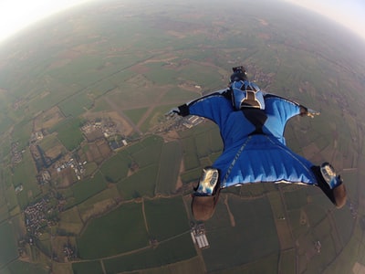 sky diver diving on air